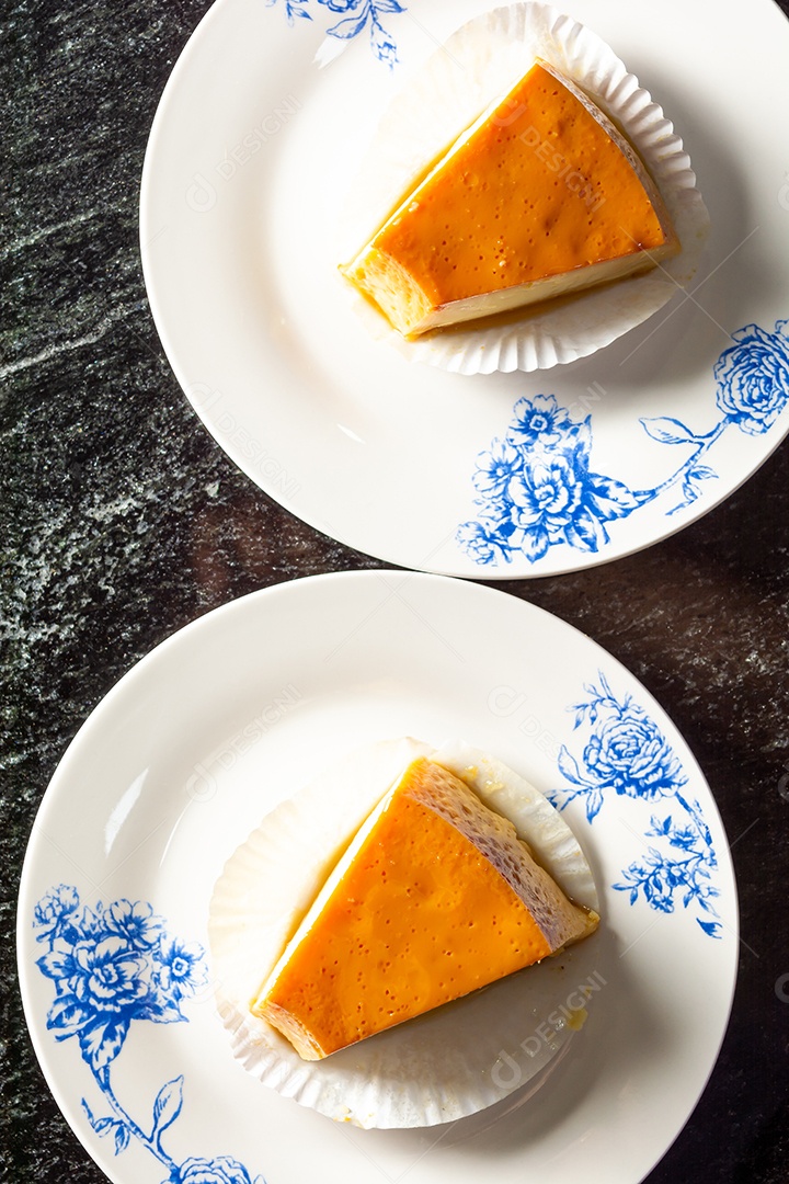 Fatia de pudim, em prato branco delicioso gourmet