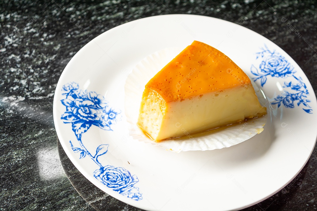 Fatia de pudim, em prato branco delicioso gourmet