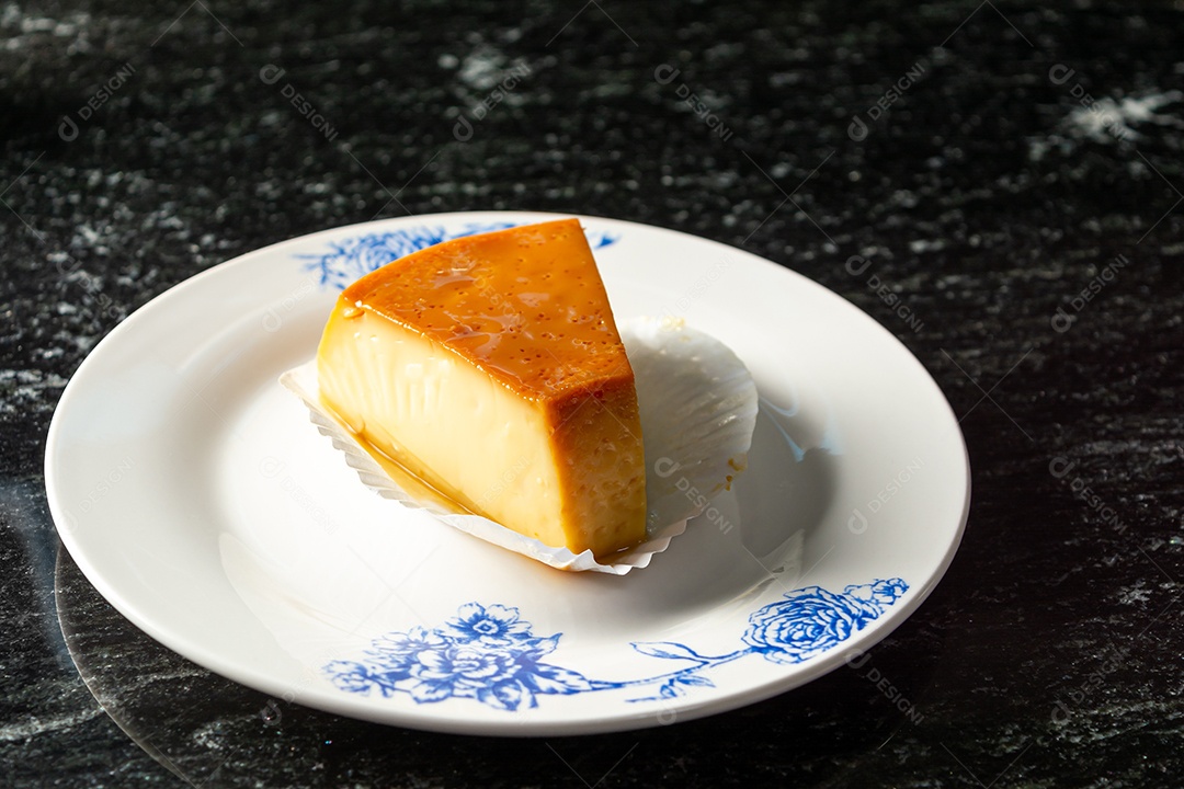 Fatia de pudim, em prato branco delicioso gourmet