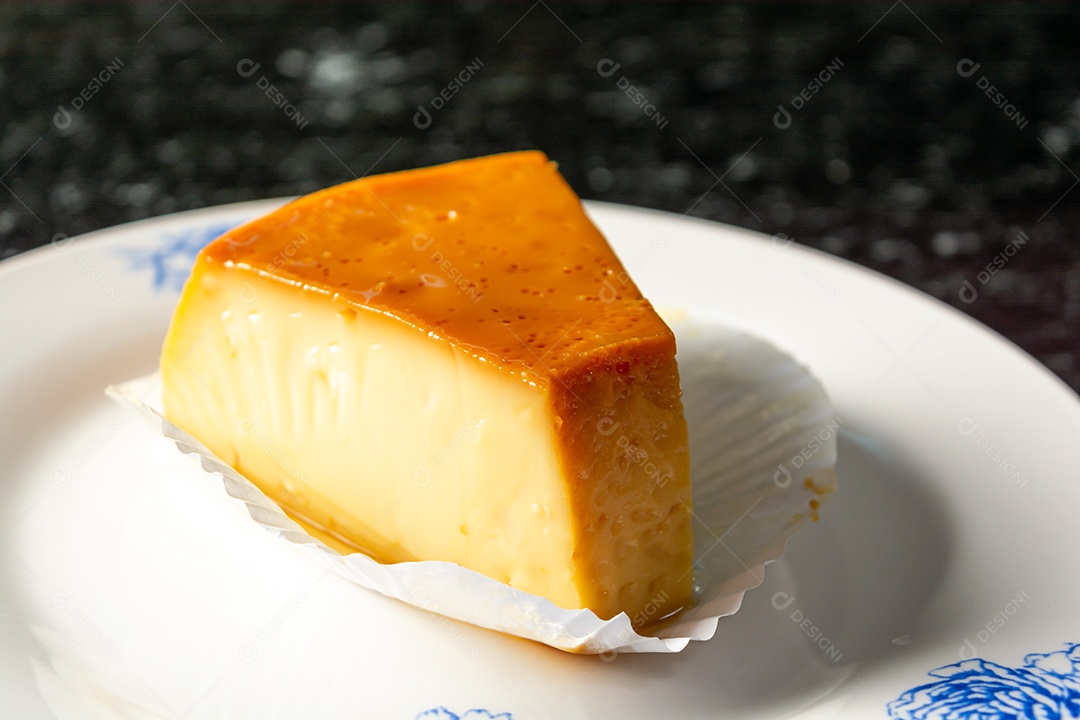 Fatia de pudim, em prato branco delicioso gourmet