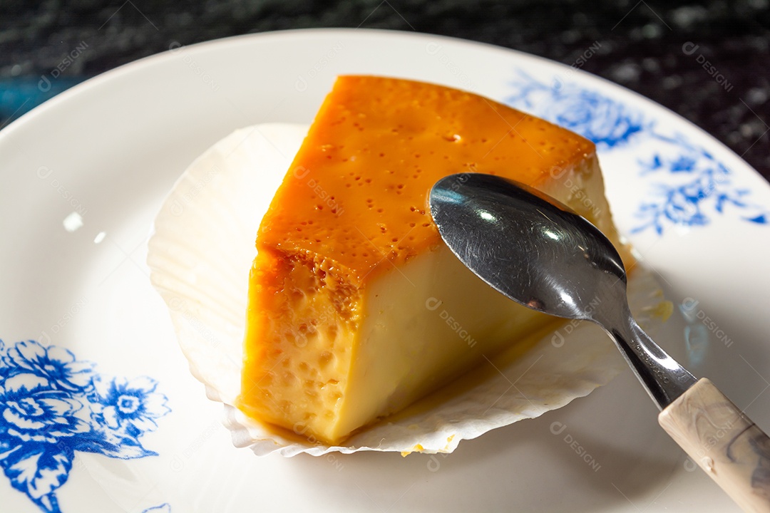 Fatia de pudim, em prato branco delicioso gourmet