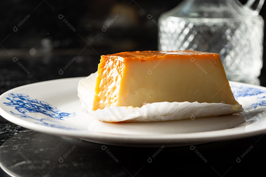 Fatia de pudim, em prato branco delicioso gourmet