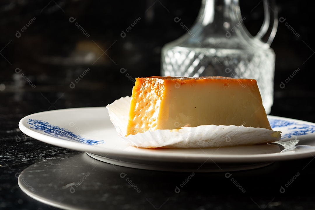 Fatia de pudim, em prato branco delicioso gourmet