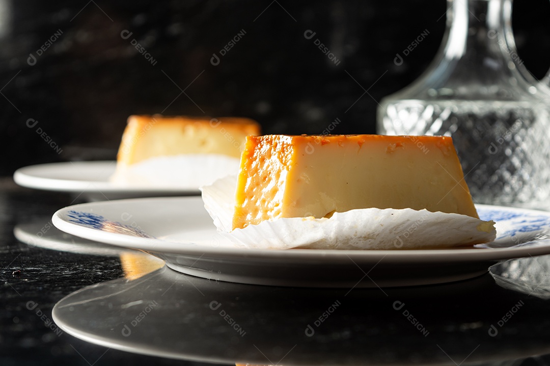 Fatia de pudim, em prato branco delicioso gourmet