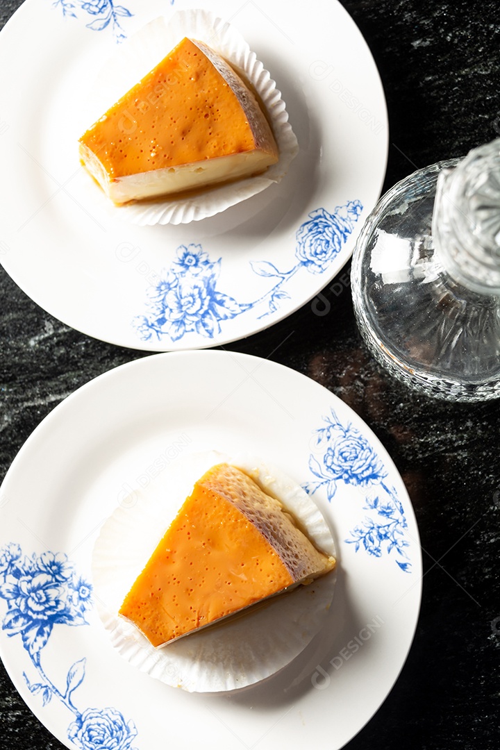 Fatia de pudim, em prato branco delicioso gourmet