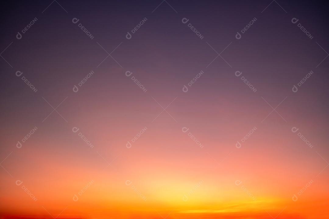 Lindas e luxuosas nuvens de ouro laranja com gradiente suave e luz solar no céu azul perfeito para o fundo