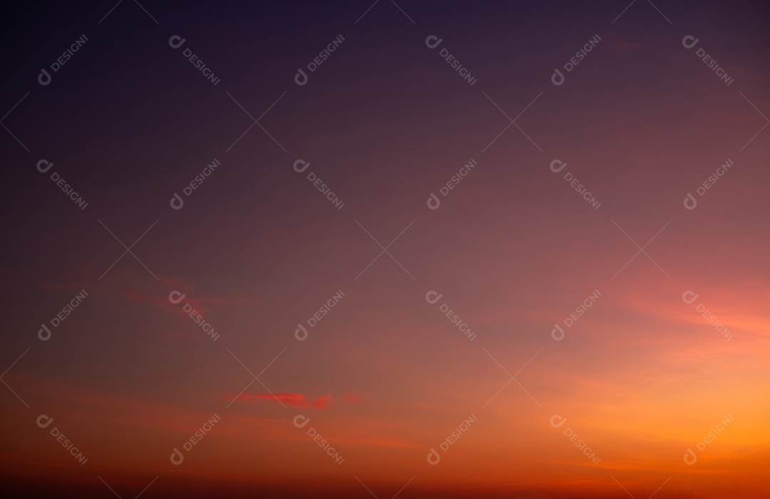 Lindas e luxuosas nuvens de ouro laranja com gradiente suave e luz solar no céu azul perfeito para o fundo