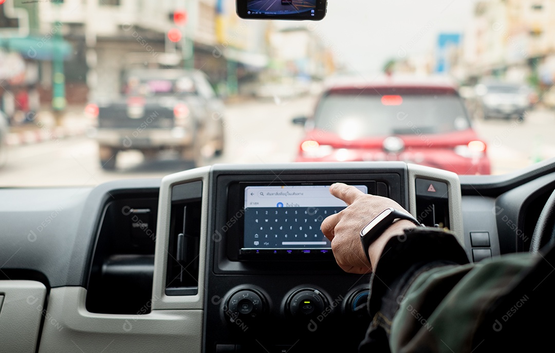 Mão do motorista usando a tela do GPS ou mapa durante a viagem