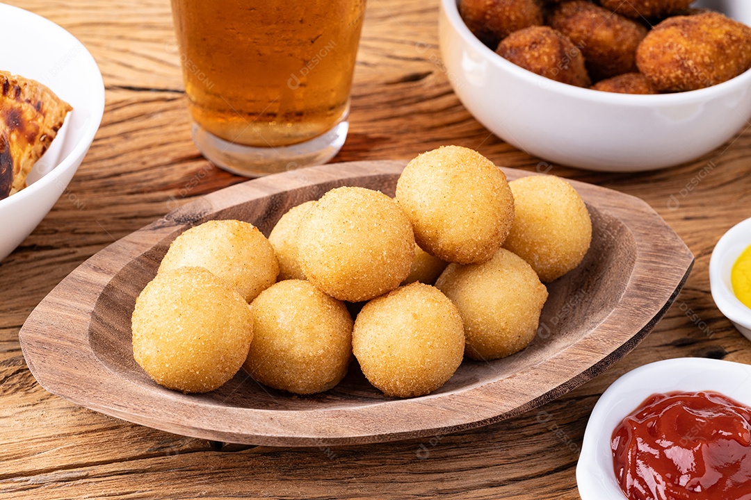 Bolinho de queijo típico lanche brasileiro em um prato com copo de refrigerante, ketchup e mostarda.