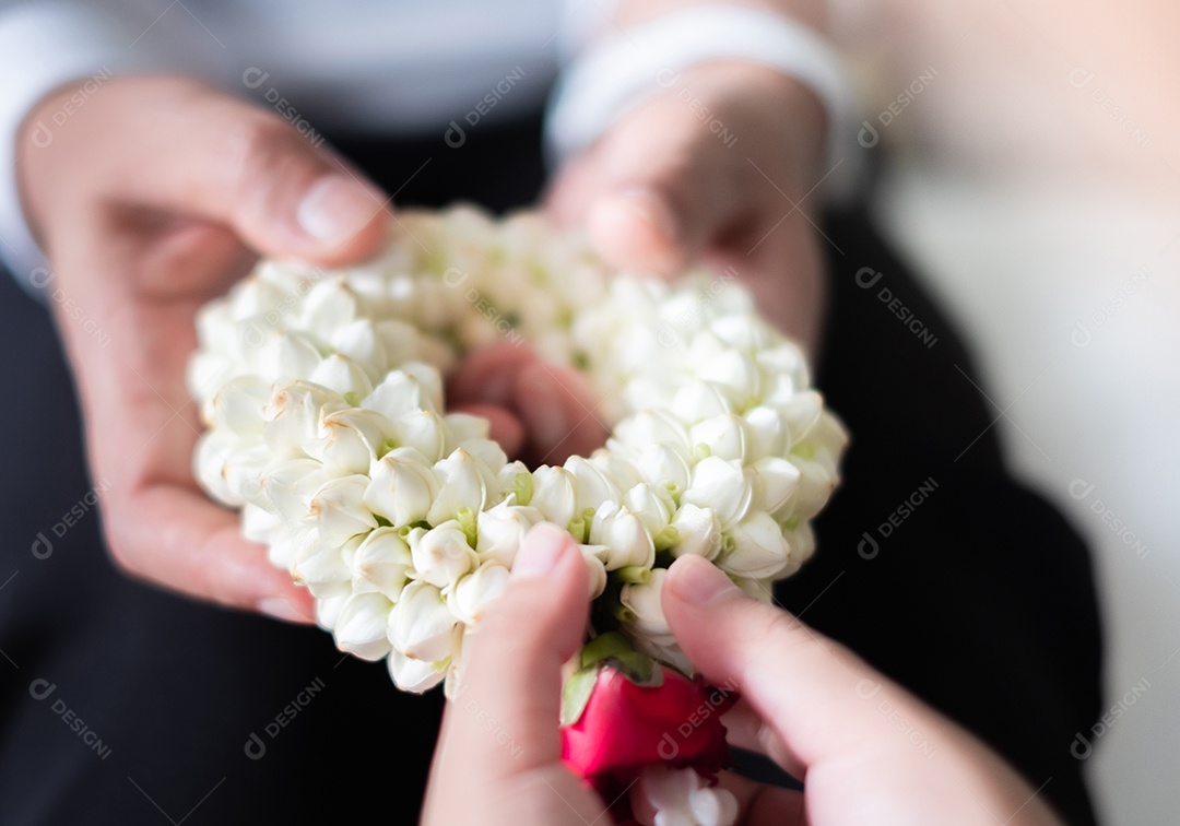 Dia das mães, linda garota asiática sorrindo e segurando uma guirlanda de flores para dar à mãe, conceito de calor familiar
