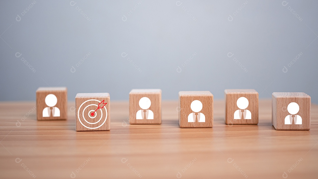 Bloco de madeira que imprime um ícone de alvo e um símbolo de negócios
