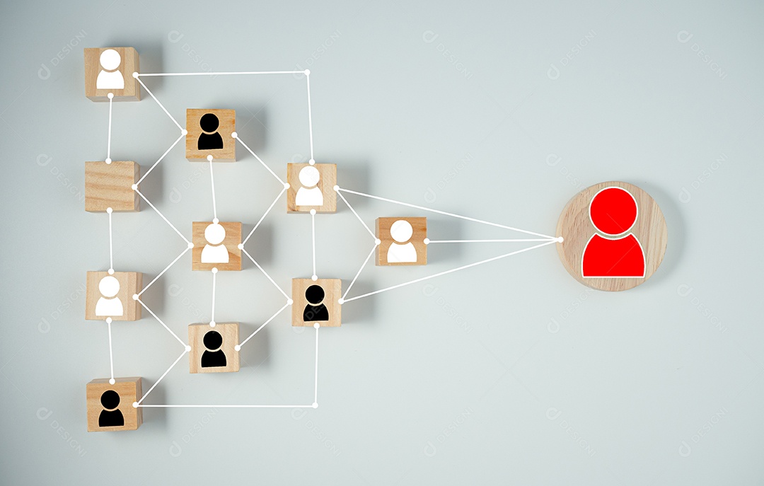 Conceito de Negócios e RH para liderança e líder de equipe, um boneco de madeira diferente e que se destaca do grupo.