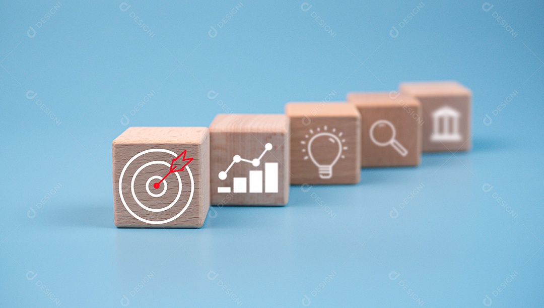 Bloco de madeira que imprime um ícone de alvo e um símbolo de negócios