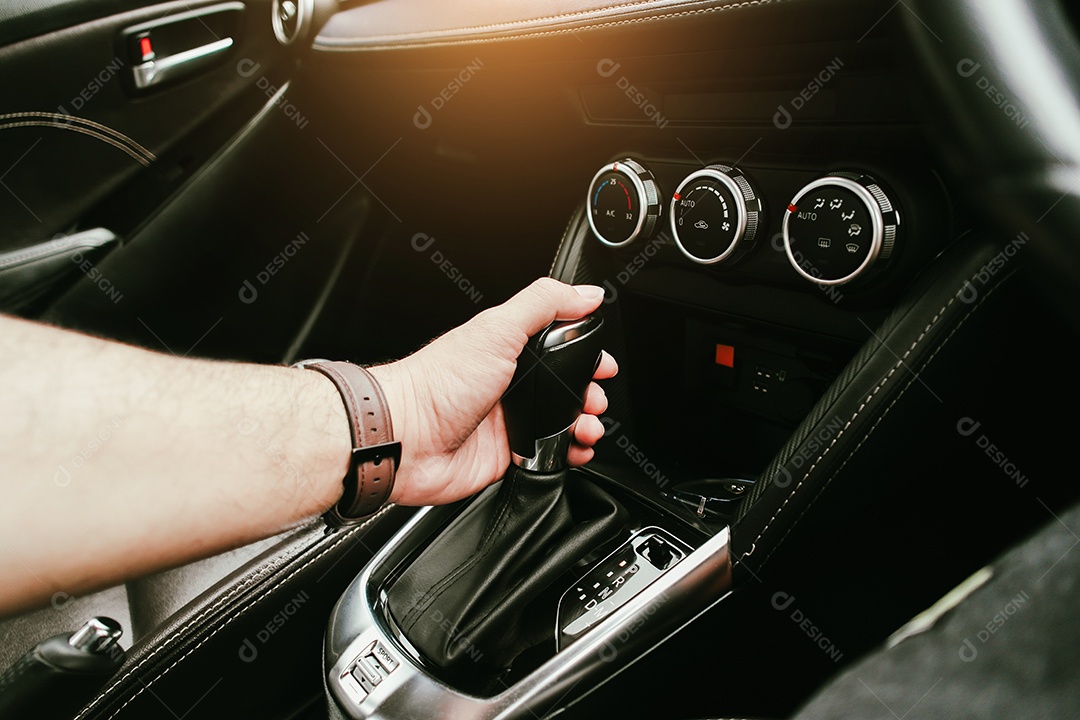 Mão masculina em marcha do carro