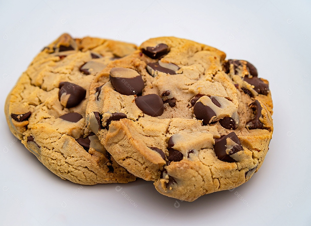 Biscoitos de chocolate em fundo branco