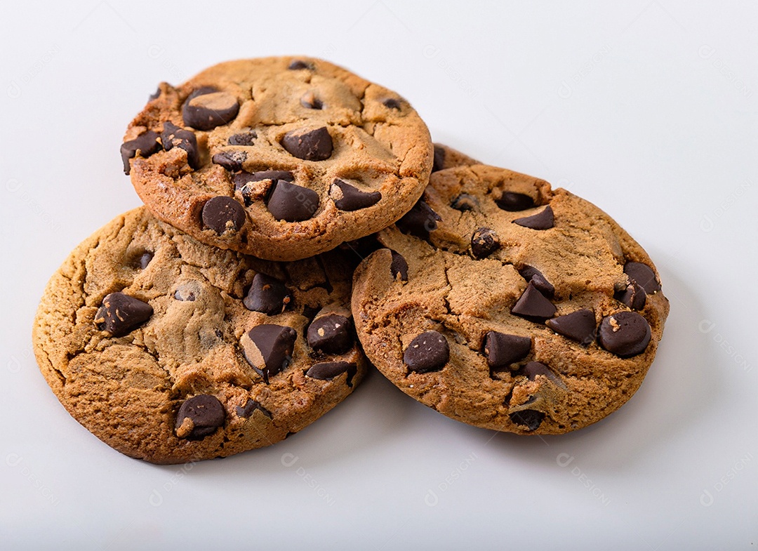 Biscoitos de chocolate em fundo branco