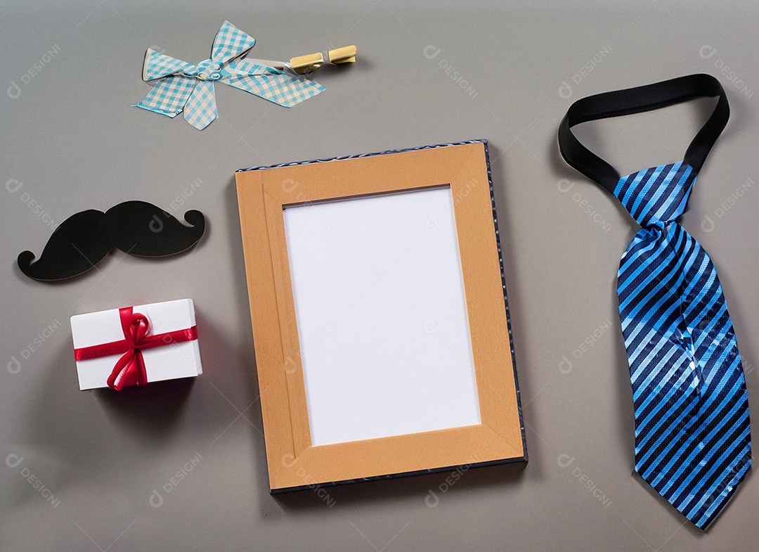 Uma moldura vazia, um bigode de papel, um botão de camisa