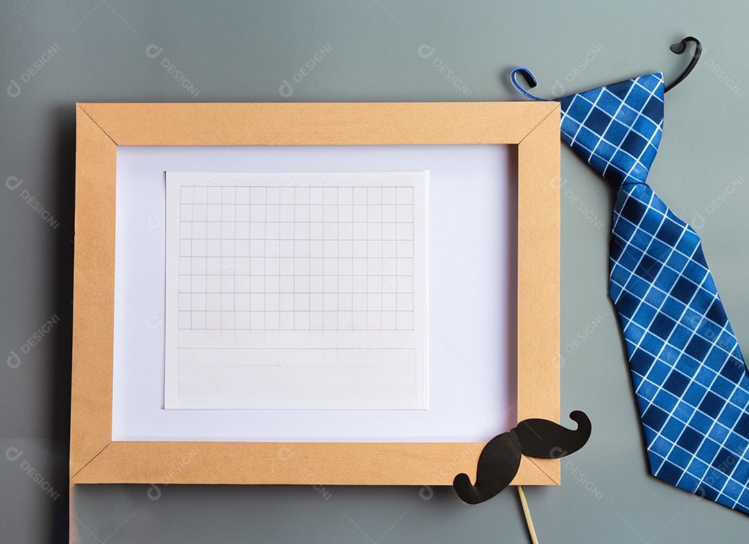 Uma moldura vazia, um bigode de papel, um botão de camisa