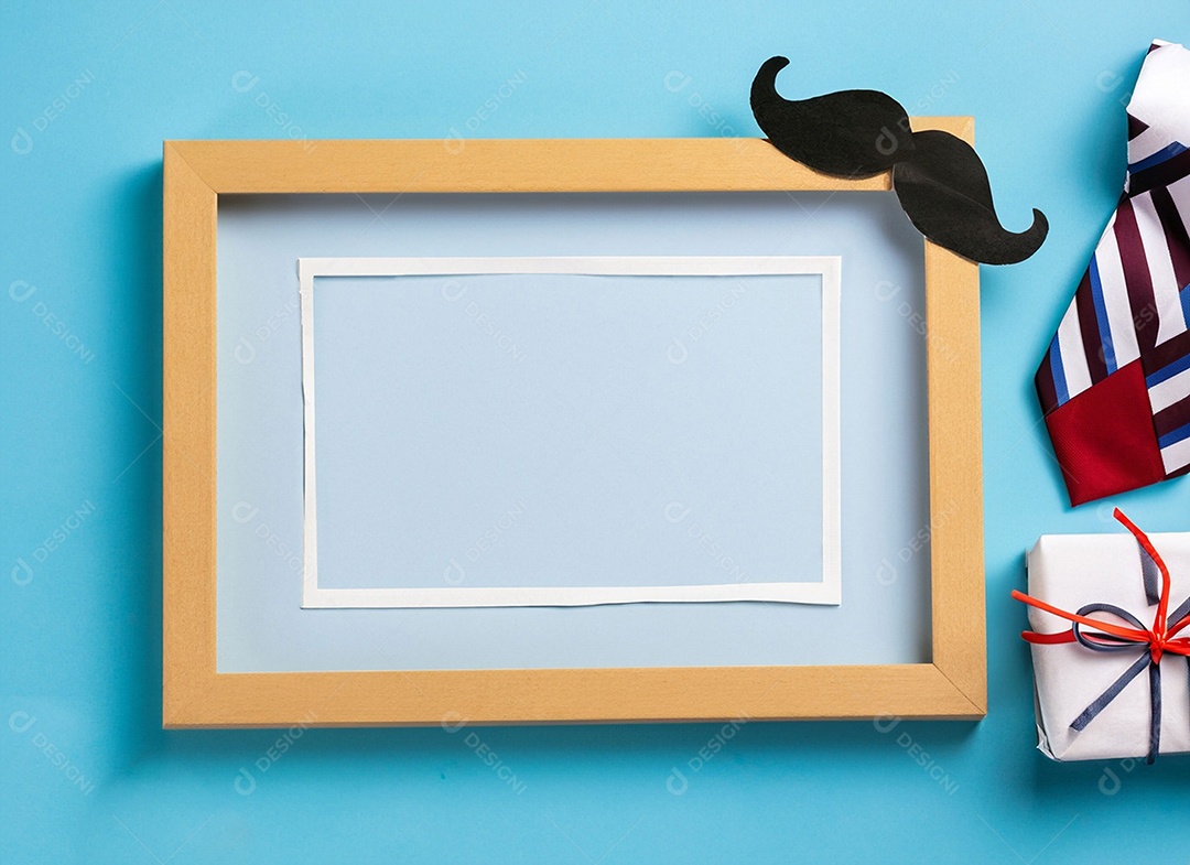 Uma moldura vazia, um bigode de papel, um botão de camisa