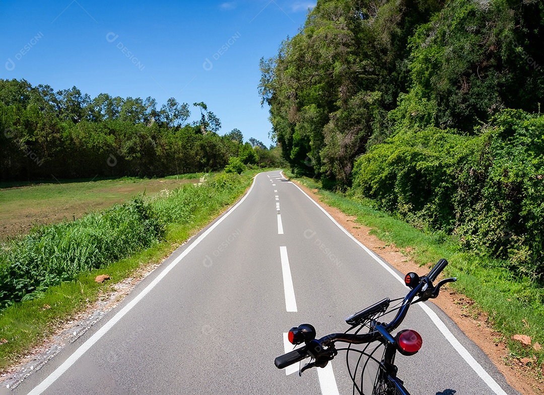 Uma bicicleta na estrada