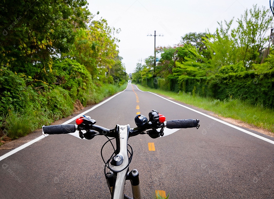 Uma bicicleta na estrada