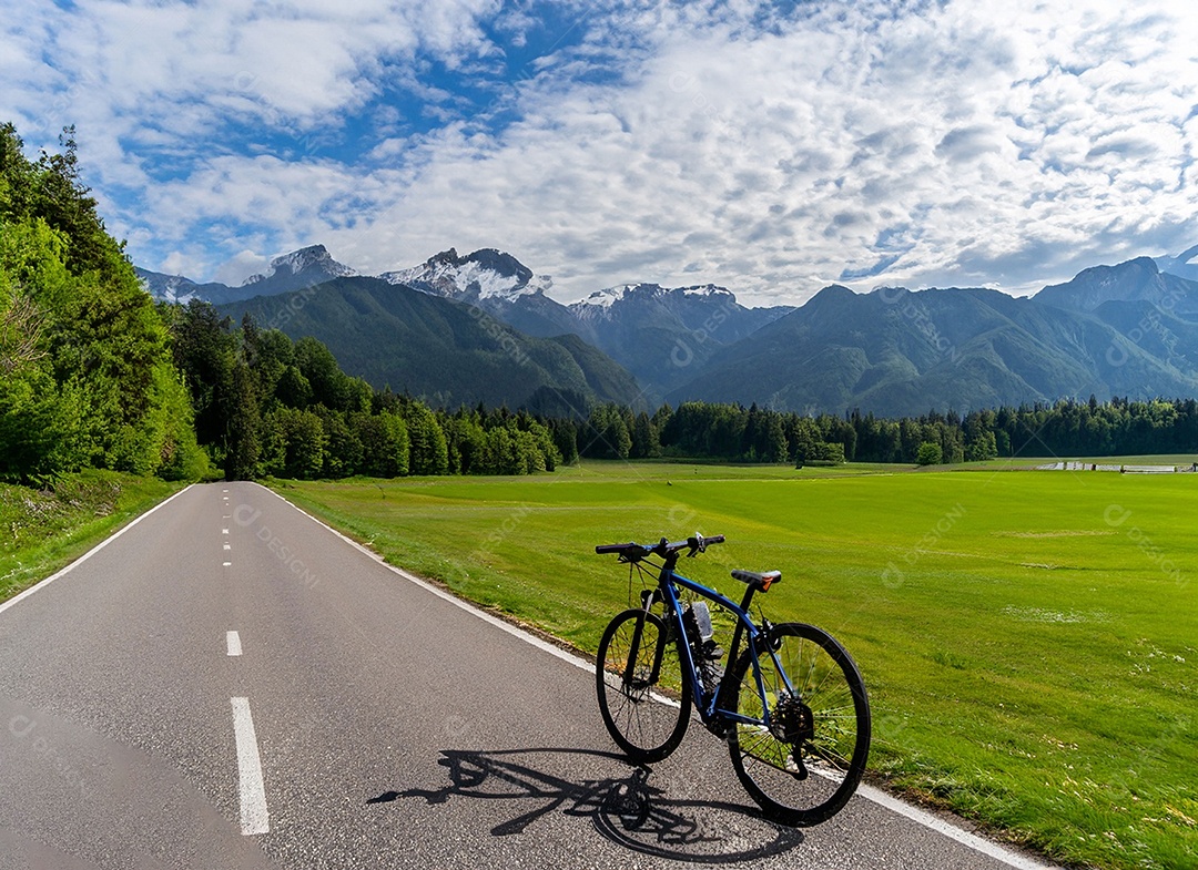 Uma bicicleta na estrada