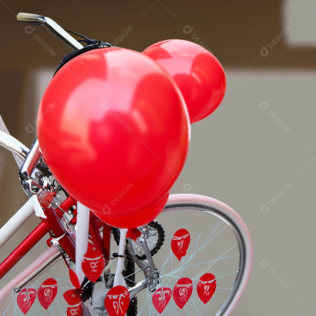 Balões vermelhos com adesivos fixados na vista lateral do ciclo