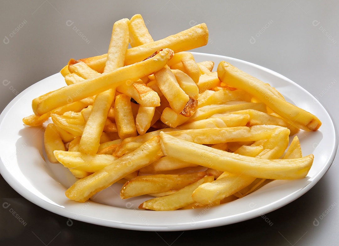 Batatas fritas em fundo branco
