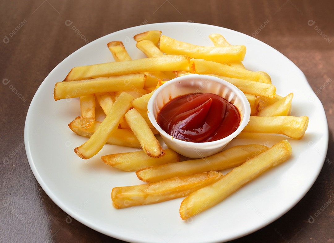 Batatas fritas em fundo branco
