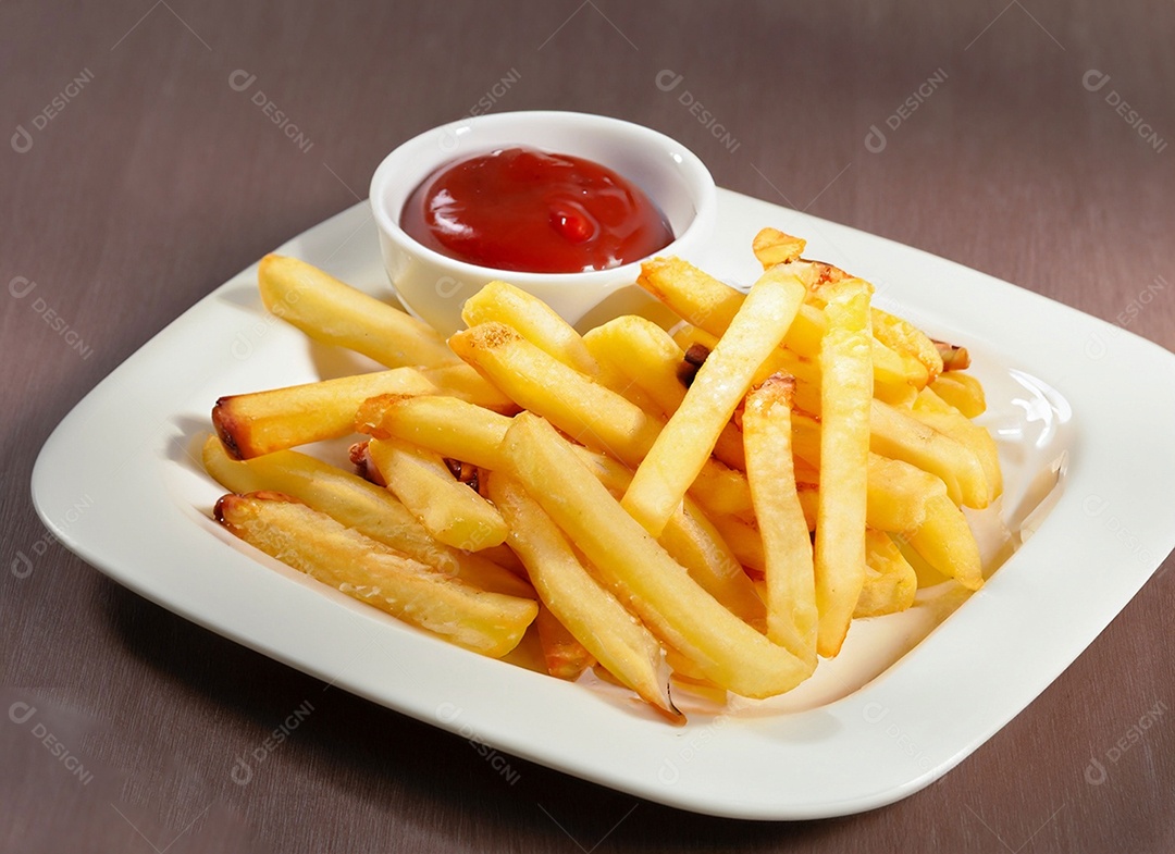 Batatas fritas em fundo branco