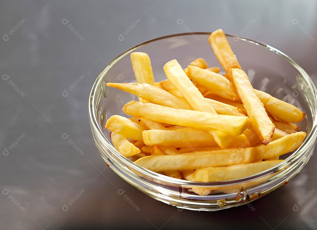 Batatas fritas em fundo branco