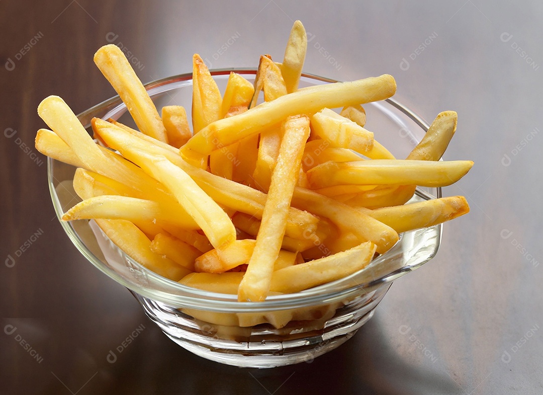 Batatas fritas em fundo branco