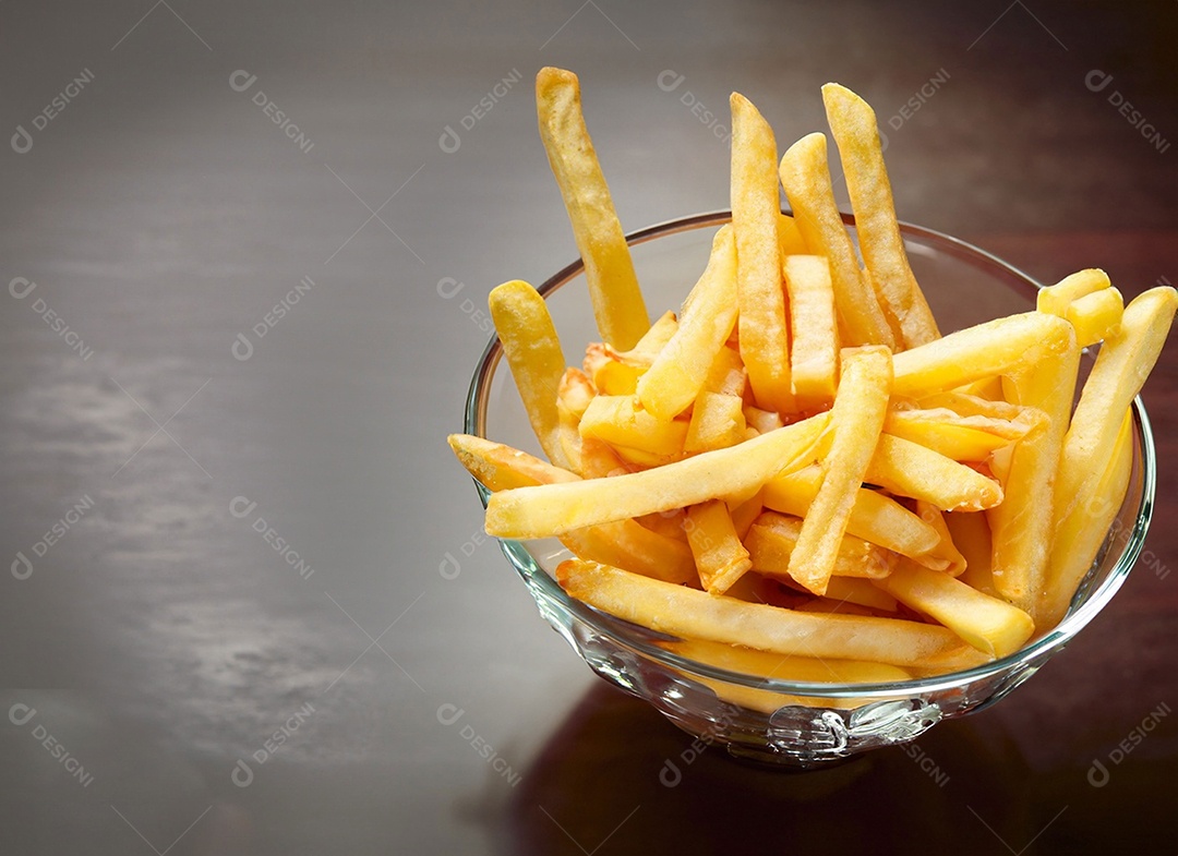 Batatas fritas em fundo branco