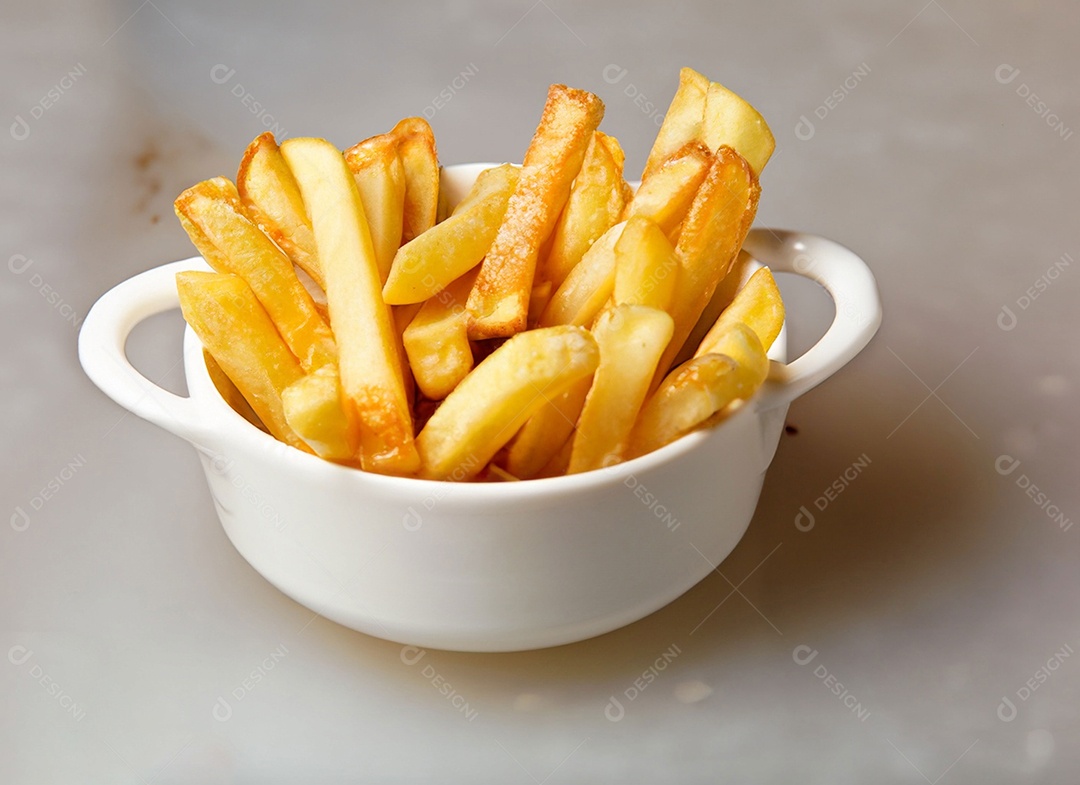 Batatas fritas em fundo branco