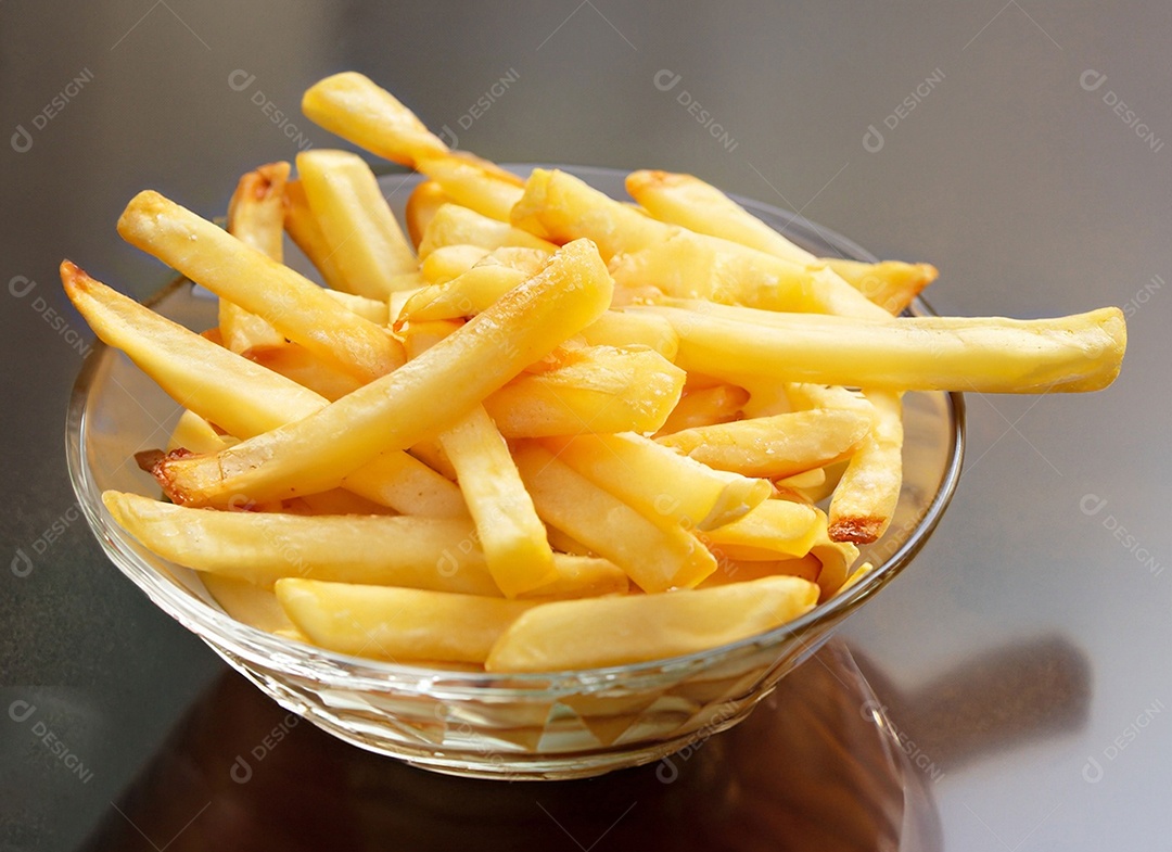 Batatas fritas em fundo branco