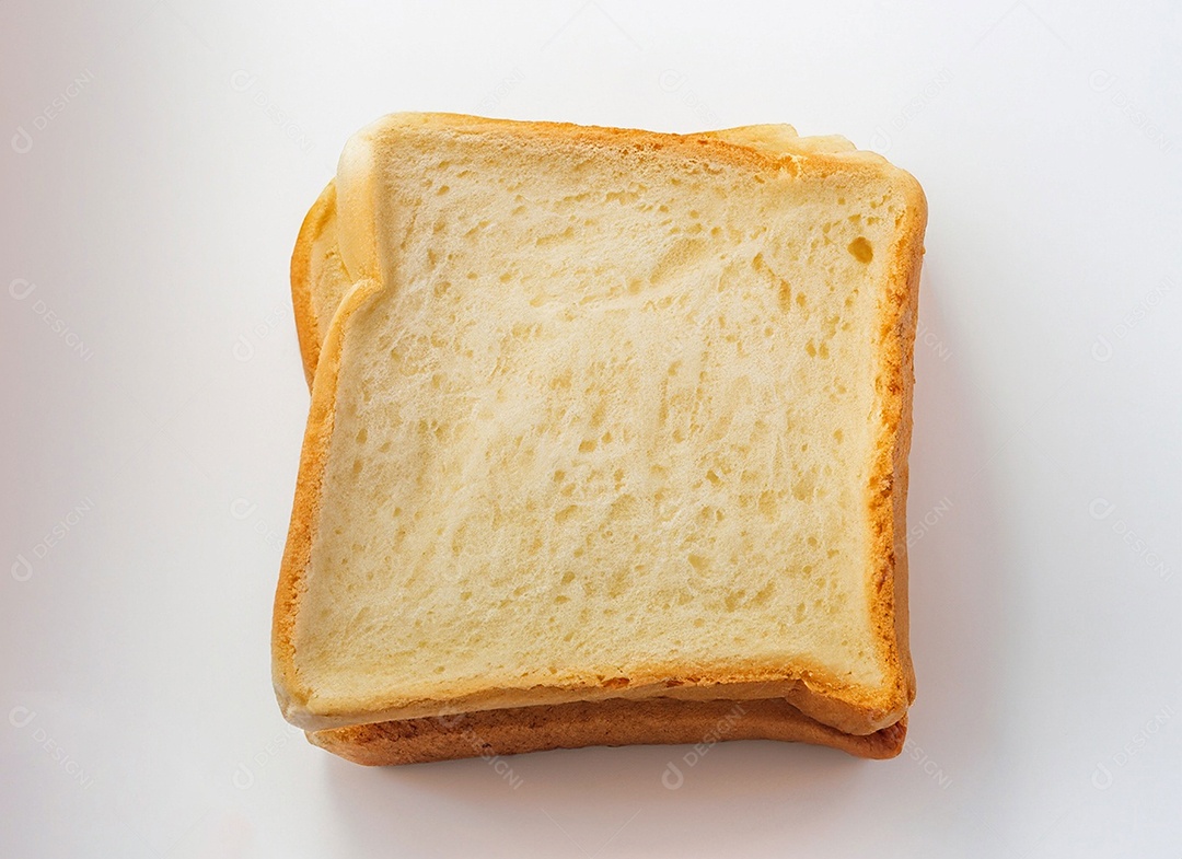 Fatias de pão de forma em fundo branco