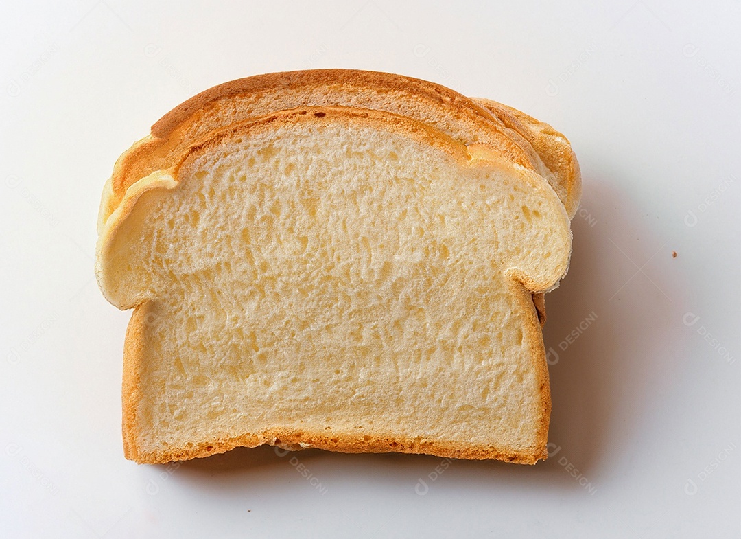 Fatias de pão de forma em fundo branco