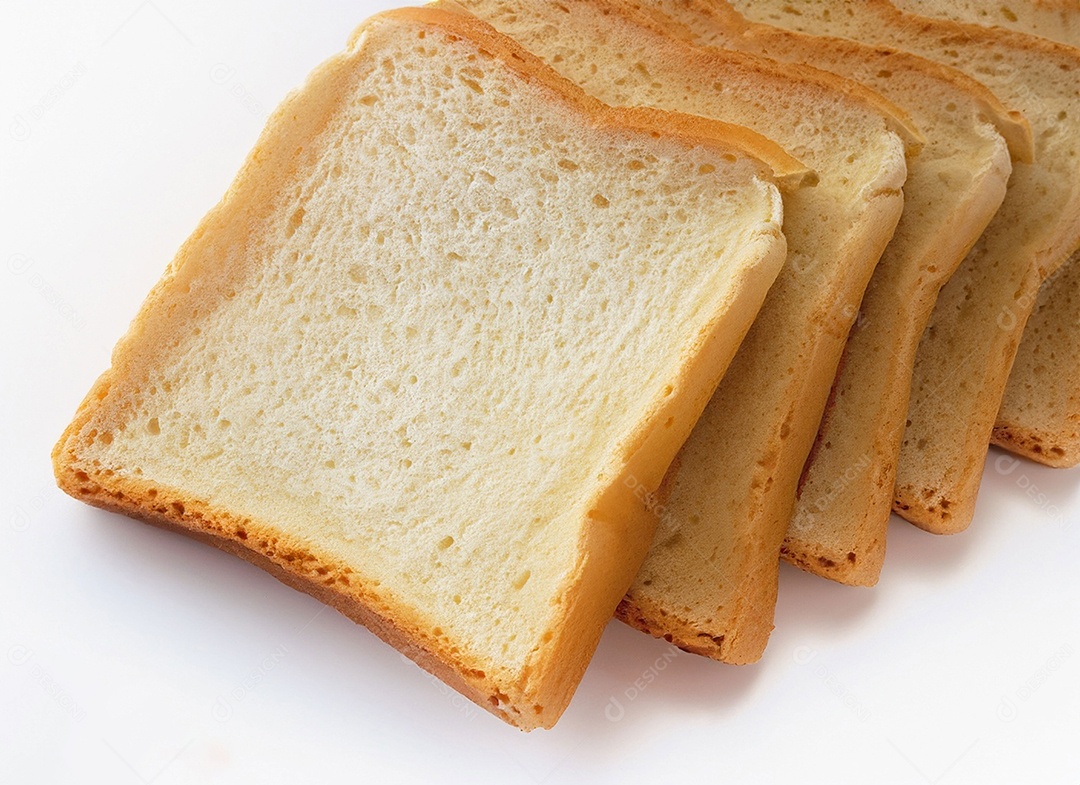 Fatias de pão de forma em fundo branco