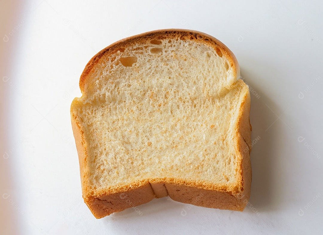 Fatia de pão de forma sobre fundo branco