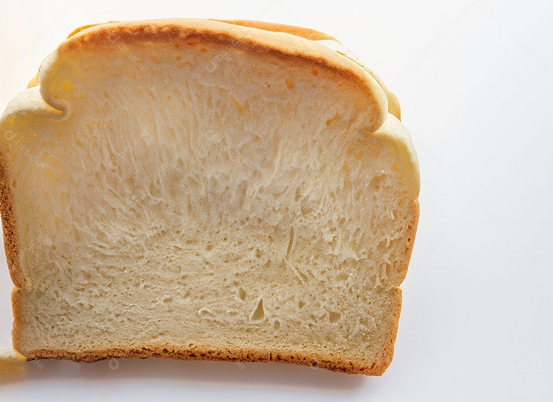 Fatia de pão de forma sobre fundo branco