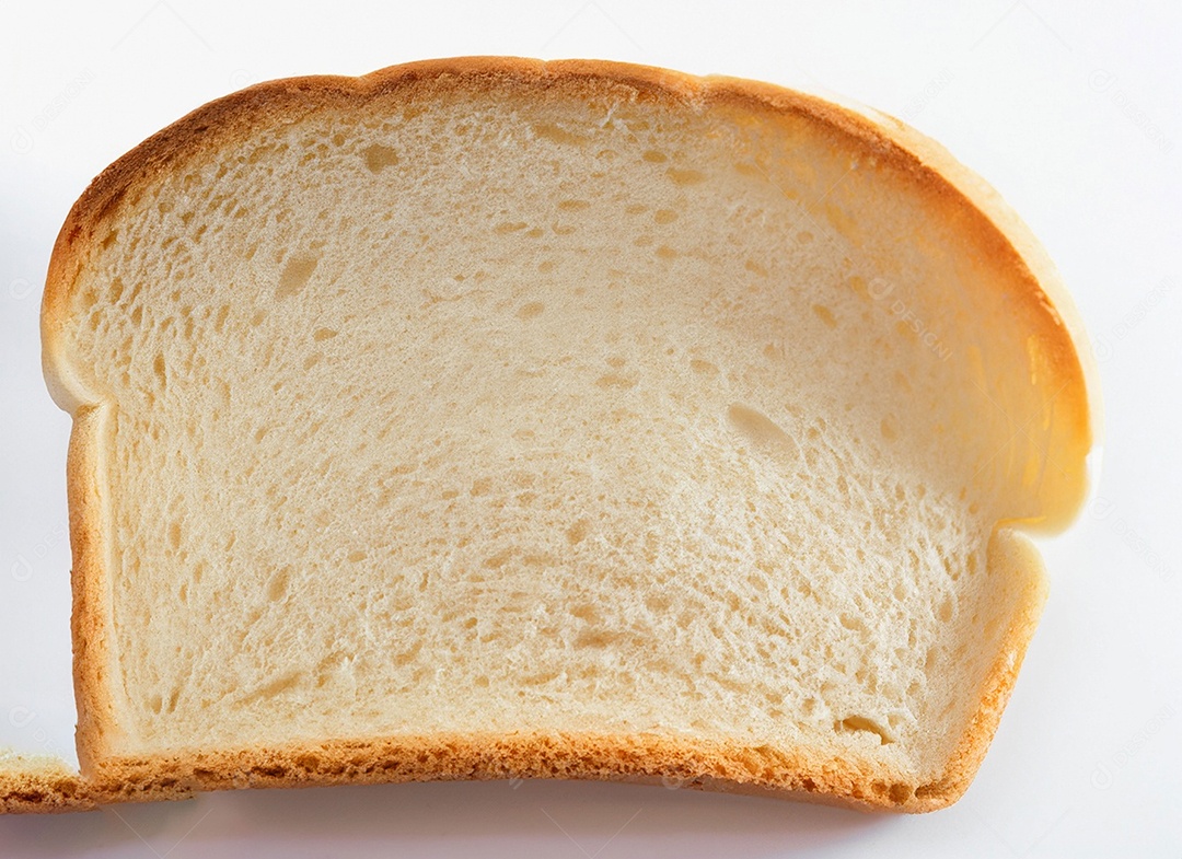 Fatia de pão de forma sobre fundo branco