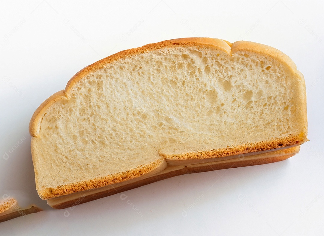 Pão de forma caseiro em fatias sobre fundo branco