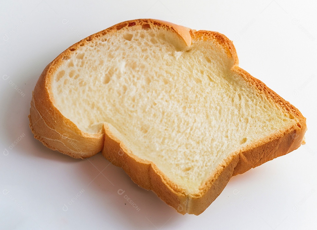 Pão de forma caseiro em fatias sobre fundo branco