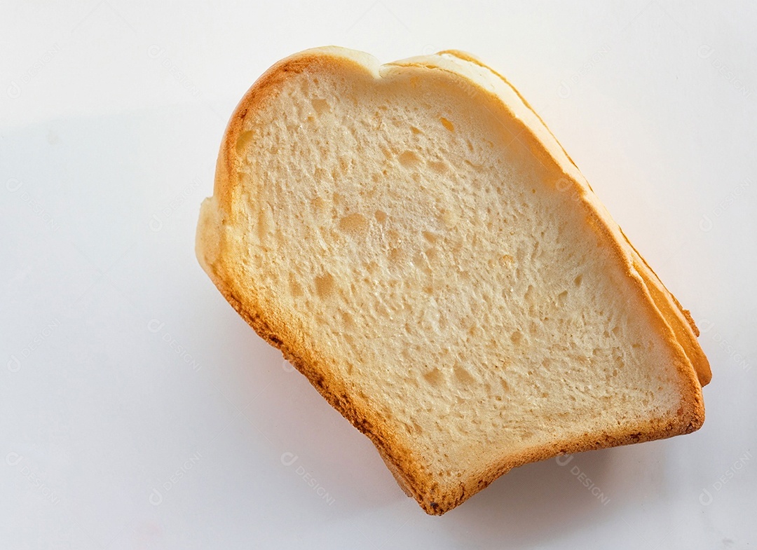 Pão de forma caseiro em fatias sobre fundo branco