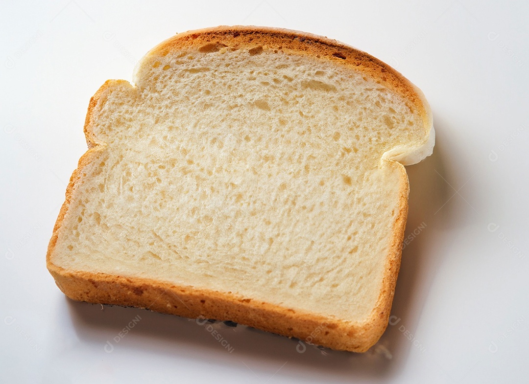 Pão de forma caseiro em fatias sobre fundo branco