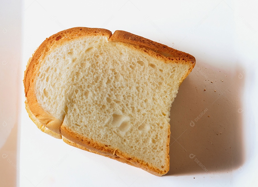 Fatias de pão de forma em fundo branco