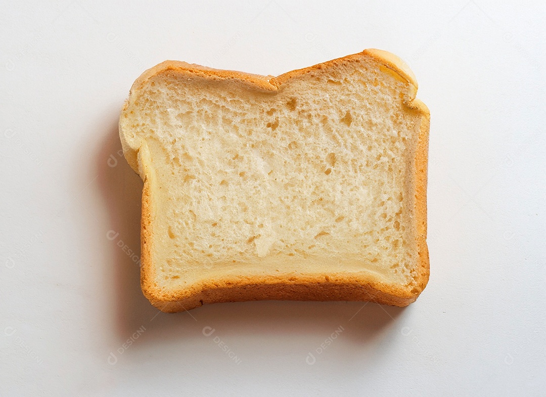 Fatias de pão de forma em fundo branco