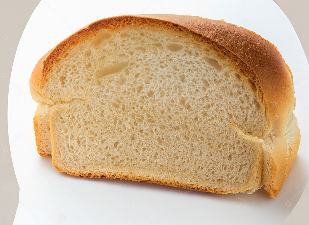 Pão de forma em fatias sobre fundo branco