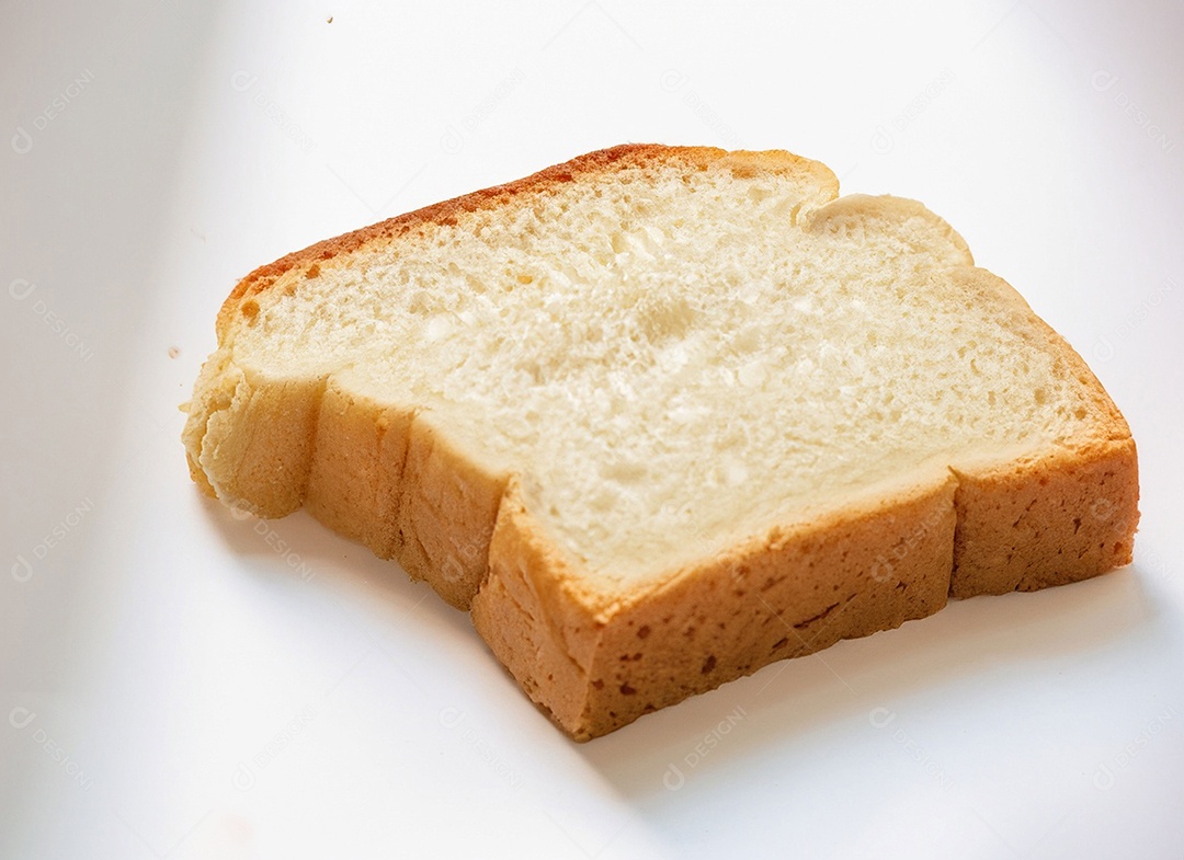 Fatia de pão de forma sobre fundo branco
