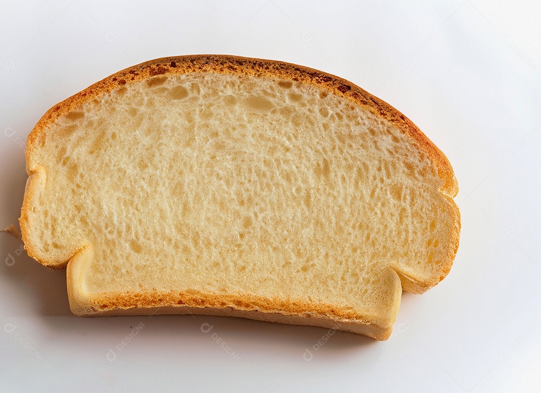 Fatia de pão de forma sobre fundo branco